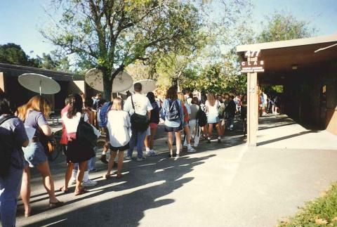 Students lined up to sign up for CLAS circa 1990